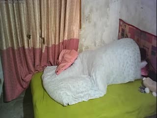 《监控破解真实泄密》城中村几个有点姿色的姐妹租平房改专用炮房提供快餐服务车轮战嫖客有老有少因长得漂亮所以生意红火(52)